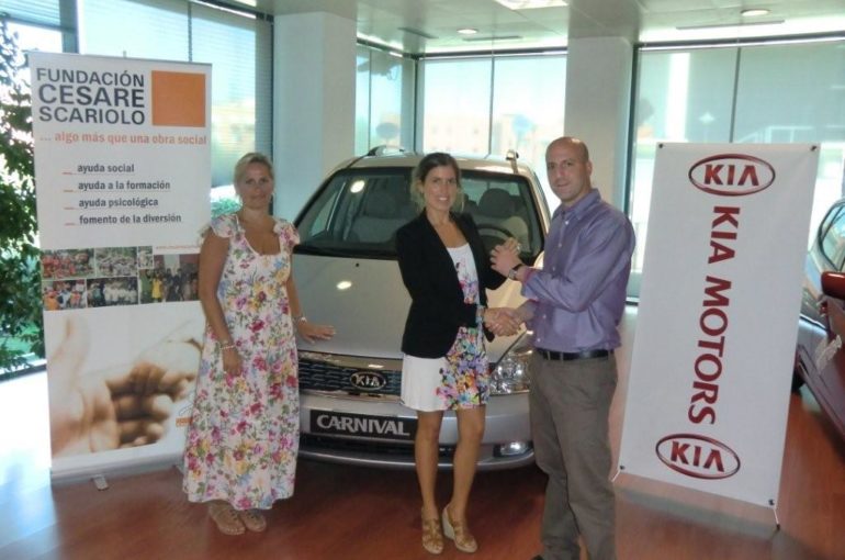 Entrega del KIA CARNIVAL a la Fundación Cesare Scariolo