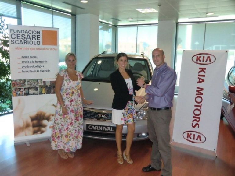 Entrega del KIA CARNIVAL a la Fundación Cesare Scariolo