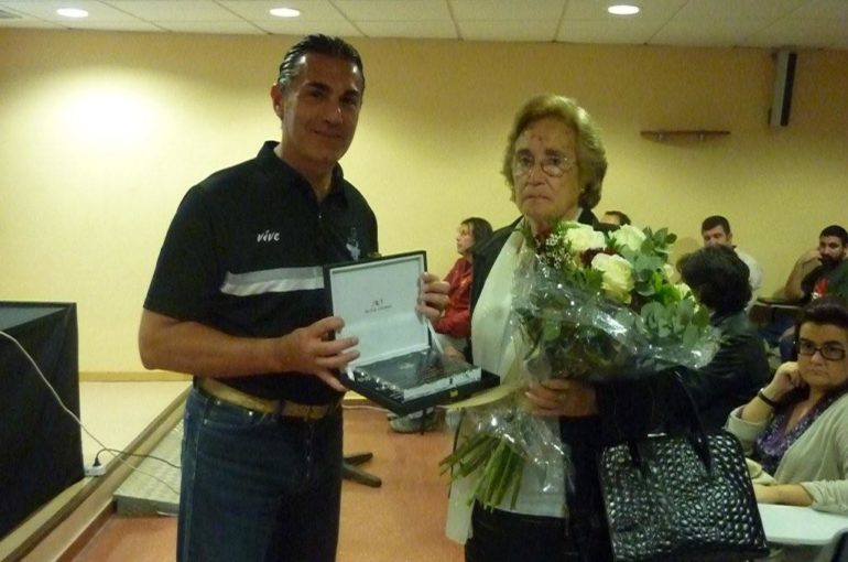 Emotivo homenaje a Toa Paterna en el día inaugural del IV Clinic de Baloncesto a favor de la FCS