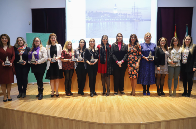 Marie-Noëlle Erize recibe un premio Farola entre otras mujeres meritorias