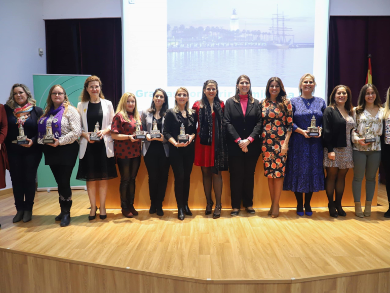 Marie-Noëlle Erize recibe un premio Farola entre otras mujeres meritorias