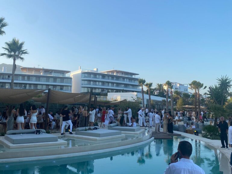 Opening of NIDO Estepona, the new beach club of MOSH GROUP