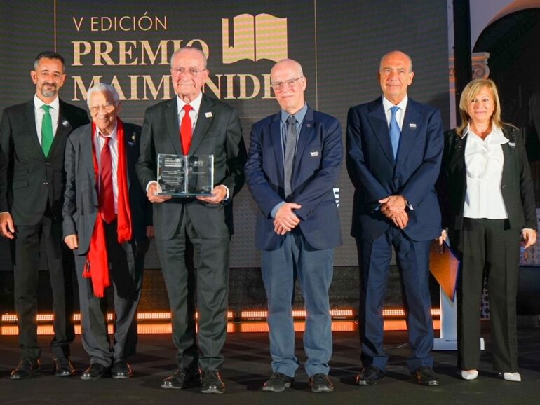 The Mayor of Malaga, Francisco de la Torre, receives the Maimónides Award