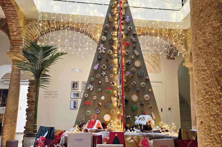 La Fonda Heritage Hotel presenta el árbol de Navidad de galletas más grande del mundo